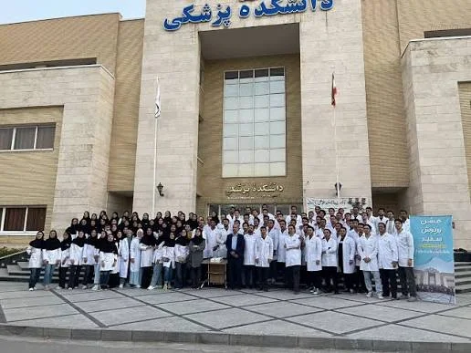 دانشجویان مقابل دانشکده پزشکی دانشگاه علوم پزشکی مشهد